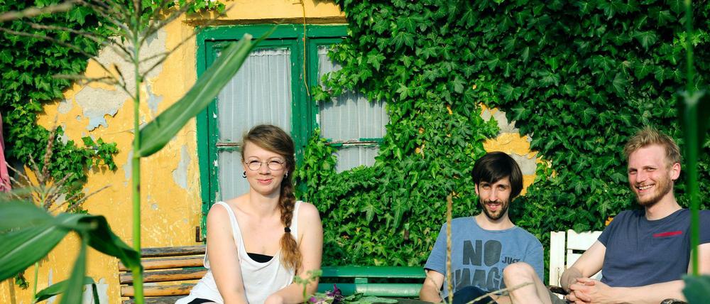 Die Exoten der Charlottenburger Kolonie "Gute Hoffnung": Frieda, Chris und Daniel (v.li.) vor ihrer efeuberankten Laube. Gemeinsam mit einer weiteren Freundin bewirtschaften sie die Parzelle seit einigen Monaten - auf ihre ganz eigene Weise. Tagesspiegel-Fotografin Kitty Kleist-Heinrich hat die Nachwuchsgärtner in ihrer wilden Stadtoase besucht.