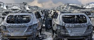 Nach dem Inferno: Die Explosionen zerstörten Autos und Gebäude.