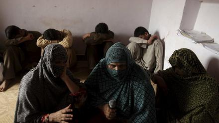 Kinder im Hintergrund verdecken ihre Gesichter, die Mütter werden von der Nachrichtenagentur Reuters in ihrem Dorf Husain Khan Wala interviewt. Ein Missbrauchsskandal in mehr als 280 Fällen erschüttert Pakistan. 