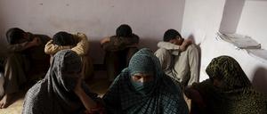 Kinder im Hintergrund verdecken ihre Gesichter, die Mütter werden von der Nachrichtenagentur Reuters in ihrem Dorf Husain Khan Wala interviewt. Ein Missbrauchsskandal in mehr als 280 Fällen erschüttert Pakistan. 
