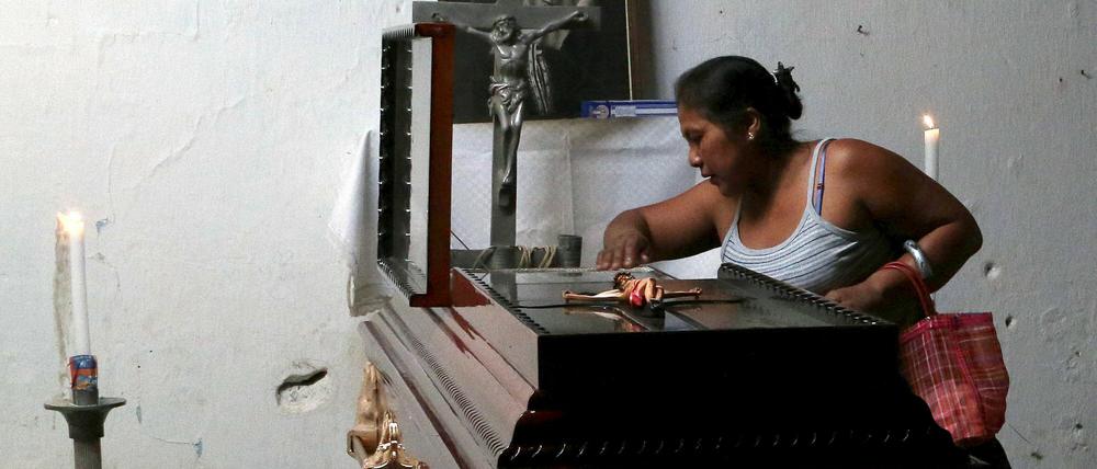 Eine Angehörige des Aktivisten Miguel Ángel Jiménez bei dessen Beisetzung am Sonntag in Mexiko. 