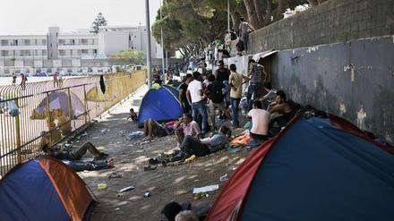 Tausende Flüchtlinge harren bei großer Hitze und katastrophalen Bedingungen auf der Insel Kos aus.