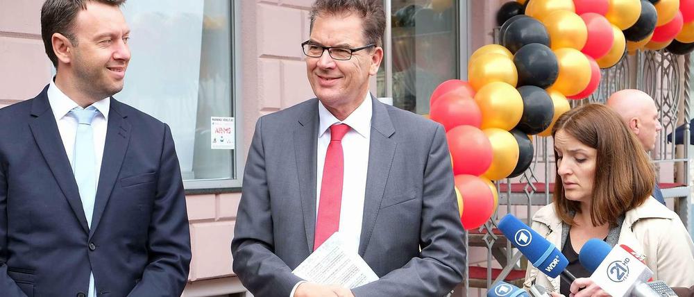Ortstermin Pristina: Entwicklungsminister Gerd Müller (CSU, rechts) und der kosovarische Arbeitsminister Arban Abrashi bei der Eröffnung eines Informationszentrums für Arbeitsmöglichkeiten in Deutschland.