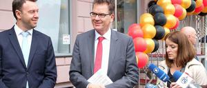 Ortstermin Pristina: Entwicklungsminister Gerd Müller (CSU, rechts) und der kosovarische Arbeitsminister Arban Abrashi bei der Eröffnung eines Informationszentrums für Arbeitsmöglichkeiten in Deutschland.