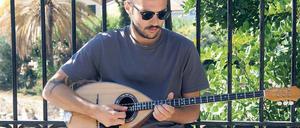 Spiel Bouzouki! Constantins Cristopoulos, 23, verdient sich mit seiner Laute ab und zu ein bisschen Kleingeld dazu und wartet darauf, dass sich Perspektiven für sein Leben ergeben.