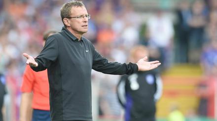 Fassungslos am Spielfeldrand: Leipzigs Ralf Rangnick während der Partie in Osnabrück.