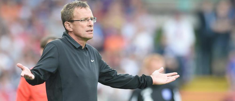 Fassungslos am Spielfeldrand: Leipzigs Ralf Rangnick während der Partie in Osnabrück.