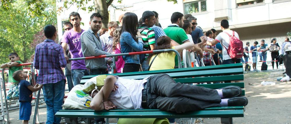 Menschen warten auf dem Gelände des Landesamtes für Gesundheit und Soziales (Lageso) in Berlin.