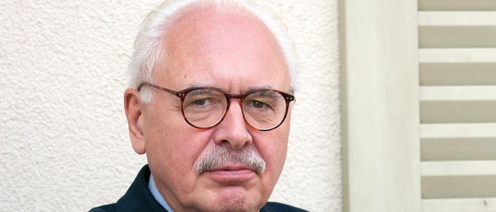 Der Anwalt und Luftfahrtexperte Elmar Giemulla posiert am 27.03.2015 in Berlin vor einem Haus am Schlachtensee. Er vertritt Angehörige der Opfer der Germanwings-Katastrophe.