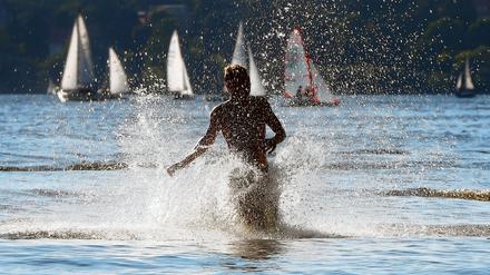 Egal, wie unberechenbar das Wetter ist: Heiß war es allemal in den ersten Augusttagen. Abkühlung findet man wie dieser Mann zum Beispiel im Wannsee.