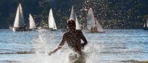 Egal, wie unberechenbar das Wetter ist: Heiß war es allemal in den ersten Augusttagen. Abkühlung findet man wie dieser Mann zum Beispiel im Wannsee.