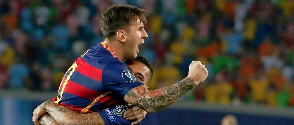 Barcelonas Lionel Messi feiert eines seiner Freistoßtore im Uefa-Supercup.