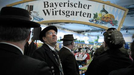 Eine bayerische Trachtengruppe wartet am 26.01.2014 auf der Grünen Woche in Berlin am Wirtsgarten auf einen freien Platz.