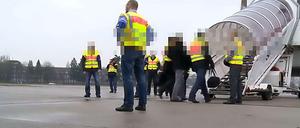 Ein Video der Bundesregierung zeigt abgeschobenen Flüchtlinge, wie sie in ein Flugzeug steigen. Der Clip soll in den Balkan-Ländern gezeigt werden und potentielle Asylbewerber abschrecken. 