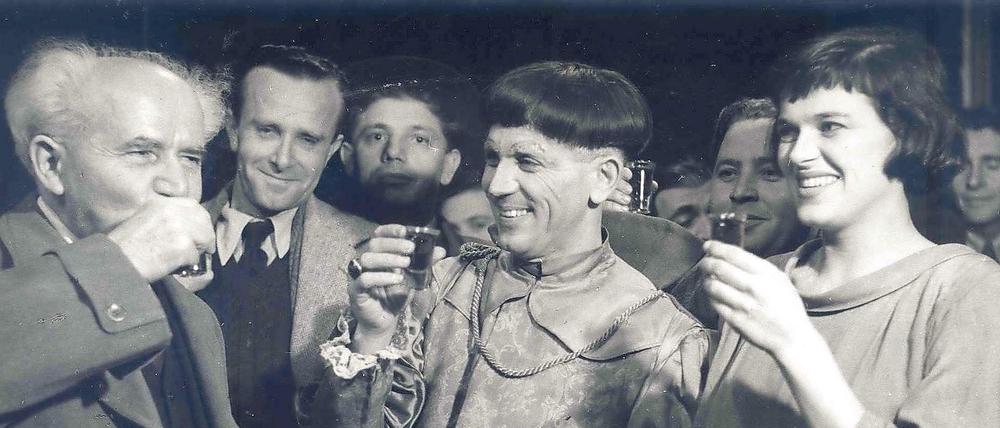 Damals, 1952. Orna Porat (rechts), daneben der Schauspieler Jossef Milo und Ministerpräsident David Ben-Gurion. 