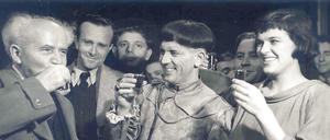 Damals, 1952. Orna Porat (rechts), daneben der Schauspieler Jossef Milo und Ministerpräsident David Ben-Gurion. 