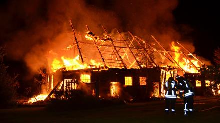 Eine Scheune brannte ab, ein Übergreifen des Feuers auf das Wohngebäude verhinderte die Feuerwehr.