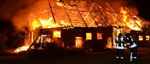 Eine Scheune brannte ab, ein Übergreifen des Feuers auf das Wohngebäude verhinderte die Feuerwehr.