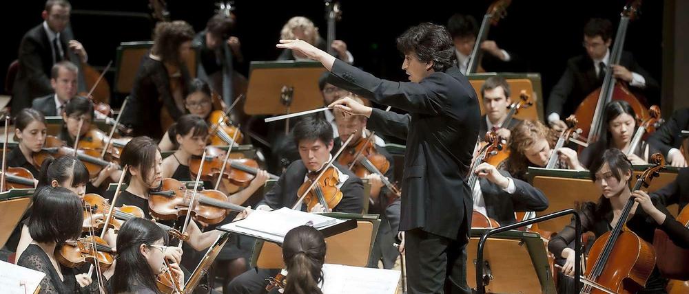 Michael Sanderling und das Young Philharmonic Orchestra Jerusalem Weimar.