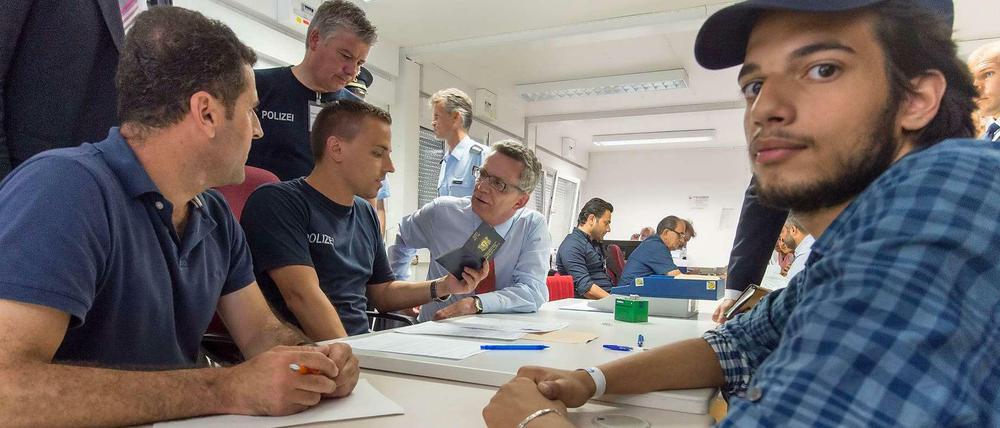 Innenminister Thomas de Maizière informiert sich in der "Bearbeitungsstraße" bei der Bundespolizei in Deggendorf
