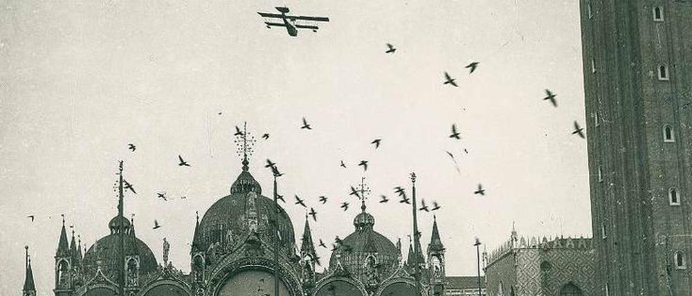 Anfänge des Luftkriegs. Jahrelang flogen Maschinen der österreichísch-ungarischen Luftwaffe Angriffe gegen Venedig. Die Stadt wurde im Ersten Weltkrieg von über tausend Bomben getroffen. 