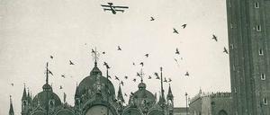 Anfänge des Luftkriegs. Jahrelang flogen Maschinen der österreichísch-ungarischen Luftwaffe Angriffe gegen Venedig. Die Stadt wurde im Ersten Weltkrieg von über tausend Bomben getroffen. 