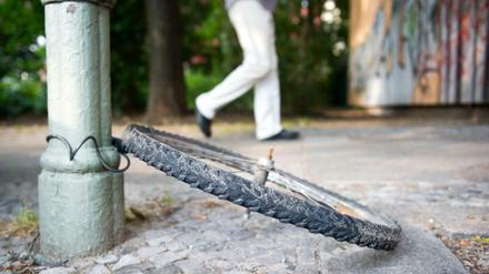Ein trauriger Anblick: Wenn nur noch das Vorderrad da ist, dann ist immerhin klar, dass das Fahrrad gestohlen wurde. Und, dass man was falsch gemacht hat beim Abschließen. 