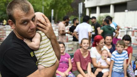 Zahlreiche Flüchtlinge harren vor dem Landesamt für Gesundheit und Soziales in Moabit aus.
