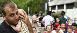 Zahlreiche Flüchtlinge harren vor dem Landesamt für Gesundheit und Soziales in Moabit aus.
