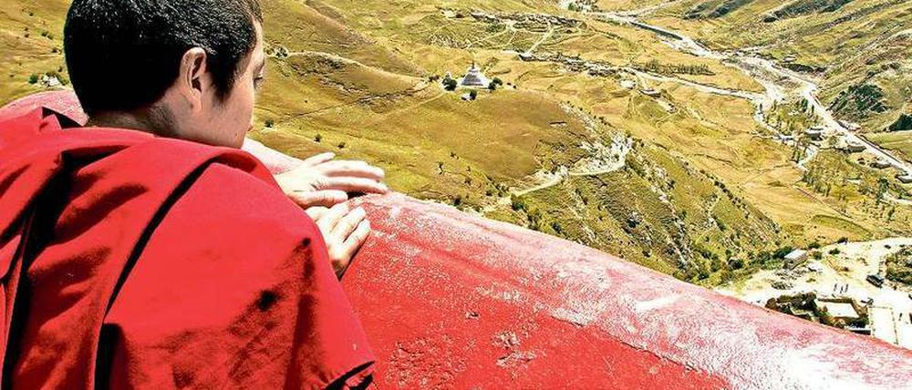 Alles im Blick: Der Weg ins Kyichu-Tal führt durch tiefe Schluchten und über 5000 Meter hohe Pässe.