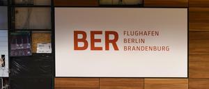 Wandverkleidung mit Logo und Schriftzug, fotografiert am 30.07.2015 am Hauptterminal des Großflughafens BER in Schönefeld (Brandenburg). Nach dem jetzigen Stand der Dinge soll der Flughafen im zweiten Halbjahr 2017 eröffnet werden und rund 5,4 Milliarden Euro kosten. 