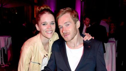 Der Schauspieler Samuel Koch mit seiner Verlobten, der Schauspielerin Sarah Elena Timpe 