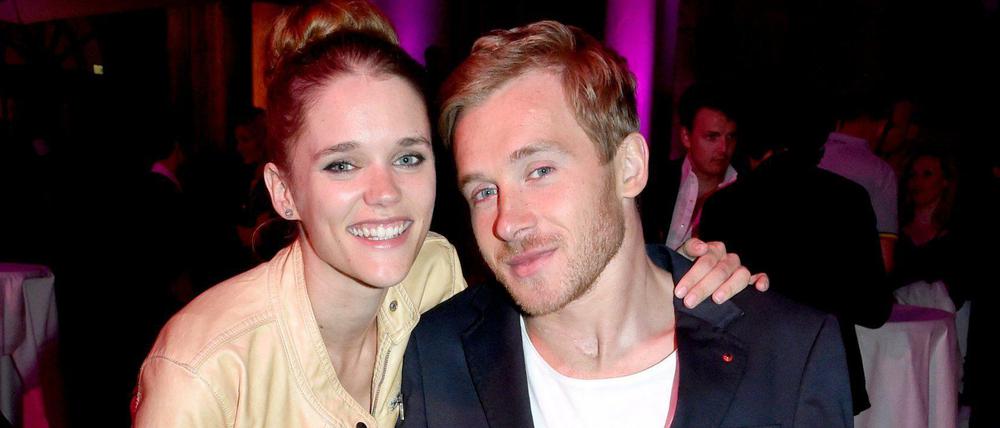 Der Schauspieler Samuel Koch mit seiner Verlobten, der Schauspielerin Sarah Elena Timpe