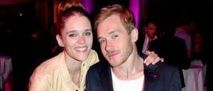 Der Schauspieler Samuel Koch mit seiner Verlobten, der Schauspielerin Sarah Elena Timpe 