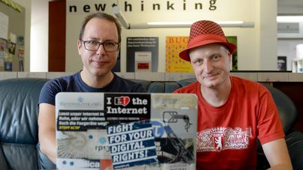 Die Journalisten Markus Beckedahl (l) und Andre Meister in der Redaktion ihres Blogs Netzpolitik.org in Berlin. 