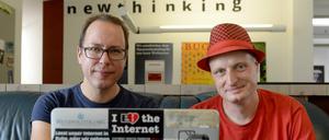 Die Journalisten Markus Beckedahl (l) und Andre Meister in der Redaktion ihres Blogs Netzpolitik.org in Berlin. 