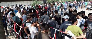 Auf ein Neues: Auch am Montag stehen vor dem Berliner Flüchtlings-Amt Lageso wieder Hunderte Asylbewerber.