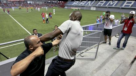 Paulo Wanchope (r.) teilt aus - jetzt muss einstecken.