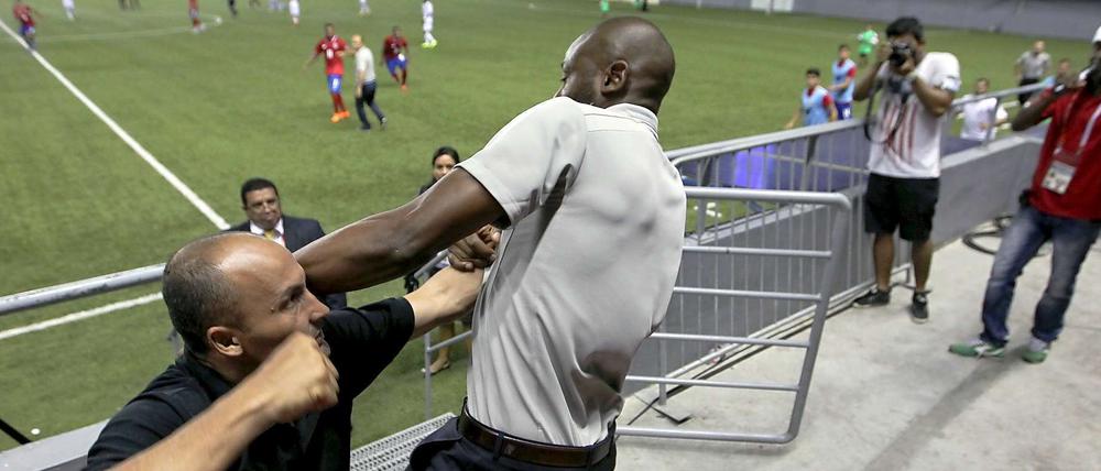 Paulo Wanchope (r.) teilt aus - jetzt muss einstecken.