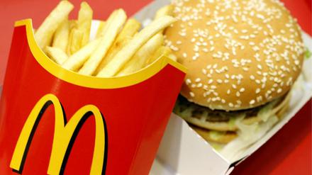Ein Big Mac Burger und eine Tüte mit Pommes Frites von McDonald's.