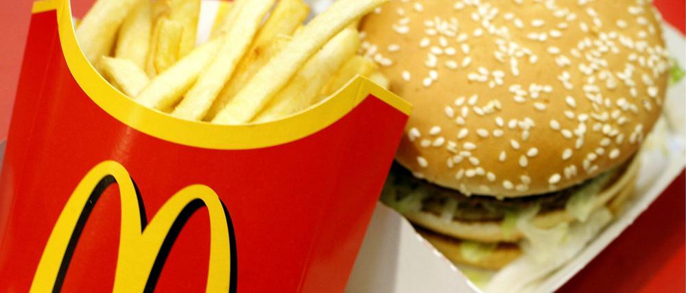 Ein Big Mac Burger und eine Tüte mit Pommes Frites von McDonald's.
