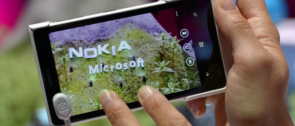 Da gingen sie noch gemeinsame Wege: 2016 läuft die Schutzvereinbahrung zwischen Nokia und Microsoft aus. Dann will Nokia wieder ins Mobil-Telefongeschäft einsteigen.