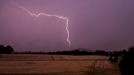Blitze zucken am 11.08.2015 am Himmel über Sehnde in der Region Hannover (Niedersachsen). Schwere Gewitter mit Starkregen, Sturmböen und unzähligen Blitzen sind in der Nacht über Teile Deutschlands hinweggezogen. 