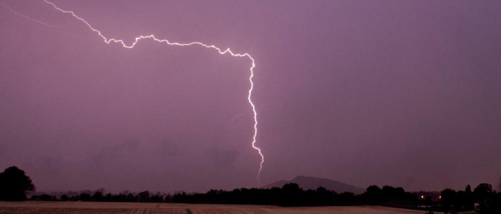 Blitze zucken am 11.08.2015 am Himmel über Sehnde in der Region Hannover (Niedersachsen). Schwere Gewitter mit Starkregen, Sturmböen und unzähligen Blitzen sind in der Nacht über Teile Deutschlands hinweggezogen.