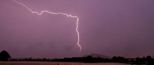 Blitze zucken am 11.08.2015 am Himmel über Sehnde in der Region Hannover (Niedersachsen). Schwere Gewitter mit Starkregen, Sturmböen und unzähligen Blitzen sind in der Nacht über Teile Deutschlands hinweggezogen. 