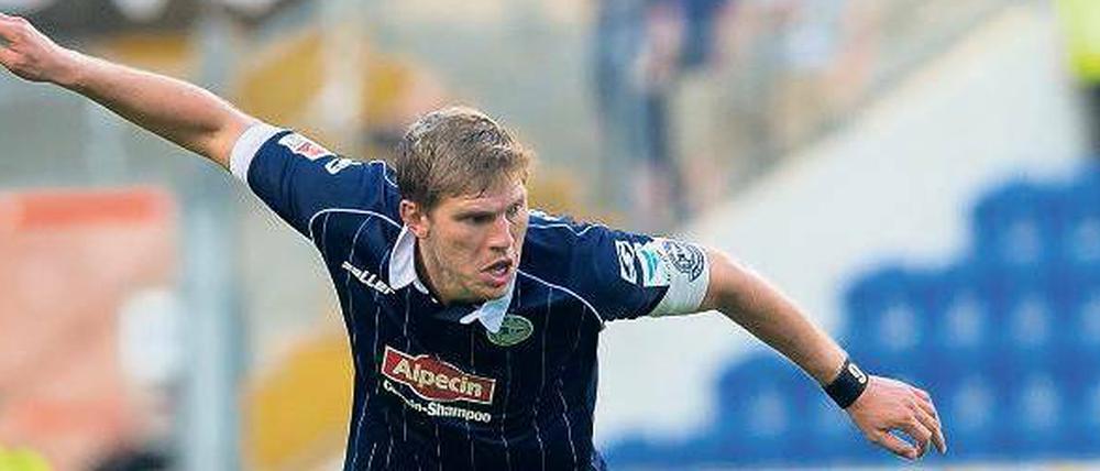 Wo bitte geht’s zum Tor? Die Bielefelder um Fabian Klos (links) haben in Liga zwei noch keinen Treffer erzielt. 