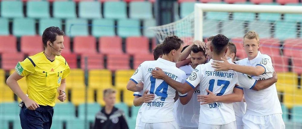 Unverkennbar: Das Spiel zwischen dem FSV Frankfurt und dem BFC Dynamo Berlin findet zwischen den grausam-bunten Tribünen im Friedrich-Ludwig-Jahn-Stadion statt.