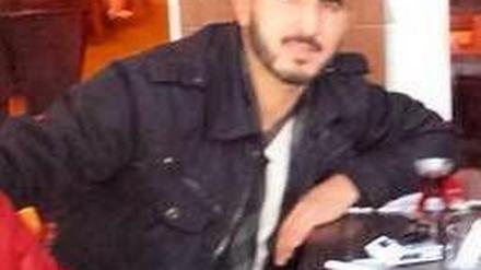 Die Polizei sucht diesen Mann. Er soll im August 2014 zusammen mit drei Komplizen einen Mann schwer verletzt haben.