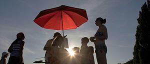 Solange auch Bockwurst im Angebot ist, ist er der Liebling aller Strandurlauber: Der Eisverkäufer.