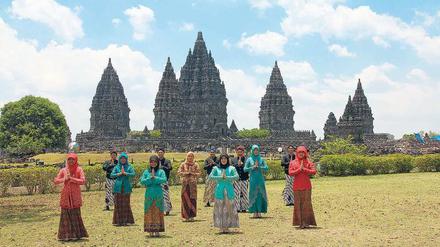 Eine tolle Kulisse hat sich diese Tanzgruppe ausgesucht: Prambanan, die größte hinduistische Tempelanlage Indonesiens in der Nähe von Jogyakarta auf Java. 